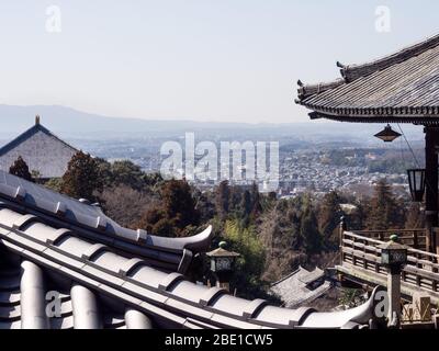 Blick auf die Stadt Nara von der Nigatsudo-Halle im Todaiji-Tempel Stockfoto