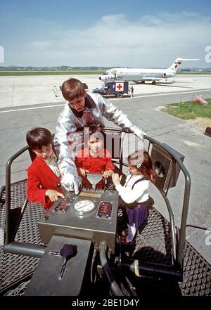 1980 - einen Flieger mit der Osan Flughafen Feuerwehr zeigt drei Amerasian Kinder (die Kinder von amerikanischen Soldaten und koreanische Frauen) wie das grosse Feuer Lkw während der Kinder besuchen. Stockfoto