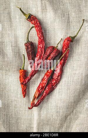 Getrocknete rote Chilischoten auf Tischdecke. Draufsicht. Stockfoto