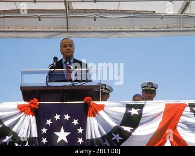 1982 - Charles McC. Mathias jr., R-MD, spricht während der Inbetriebnahme Zeremonie für die Nukleargetriebenen Angriffs-U-Boot USS BALTIMORE (SSN-704). Stockfoto