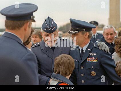 LGEN Eugene Tigh, jr., Center, begrüßt den ehemaligen iranischen Geiseln LTC Donald Roeder home nach seiner jüngsten los. Stockfoto