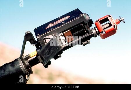 Eine Nahaufnahme eines Mehrere integrierte Laser Einkupplungssystem (Meilen) Sender, auf einer M16-Gewehr befestigt, während der Ausbildung der Polizei. Stockfoto