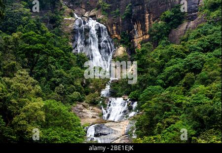 Ravana Falls ist eine beliebte Sehenswürdigkeit in Ella, Sri Lanka. Derzeit zählt sie zu den stärksten Stürzen im Land. Stockfoto