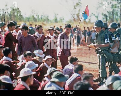 Viet Cong Kriegsgefangenen, eines mit Vietcong Flagge, stand und an der Börse Ort sitzen. Sie waren in der USAF C-130 Flugzeugen von Bien Hoa Air Base geflogen. Sie werden für die Amerikanischen und Südvietnamesischen Kriegsgefangenen durch die Viet Cong Kräfte statt ausgetauscht werden. Stockfoto