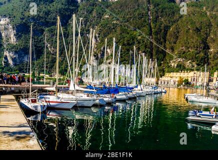 Riva del Garda, Trentino-Südtirol / Italien - September 24 2017: Yacht Marina Riva del Garda unter den Bergen. Stockfoto