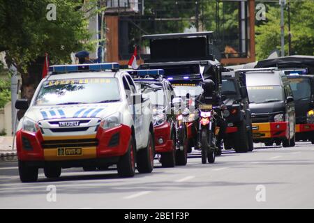 Makassar, Indonesien. April 2020. Die South Sulawesi Regional Police Mobile Brigade ging auf die Straße, um mit taktischen Fahrzeugen zu marschieren, um die Bewohner zu drängen, sich nicht zu versammeln und soziale Distanzierung zu betreiben oder nach Hause zurückzukehren, wenn es keine dringenden Aktivitäten gab. Es wurde appelliert, die Ausbreitung des Corona-Virus (Covid-19) zu verhindern, das in Indonesien zunehmend verbreitet ist. Die Bewohner werden auch gebeten, Masken zu tragen, wenn sie außerhalb des Hauses sind. (Foto: Herwin Bahar/Pacific Press) Quelle: Pacific Press Agency/Alamy Live News Stockfoto