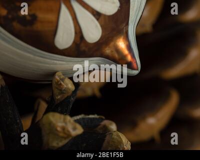 Braune weihnachtsschmuck auf einem Tannenzapfen Stockfoto