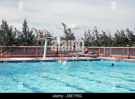 1981 - seabees am Pool. Stockfoto