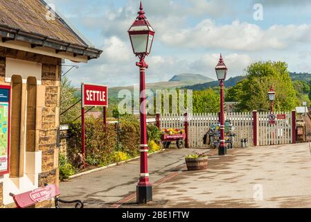 Pen-y-Gent, einer der drei Gipfel von Yorkshire, von der Station Settle auf der Eisenbahn Settle-Carlisle Stockfoto