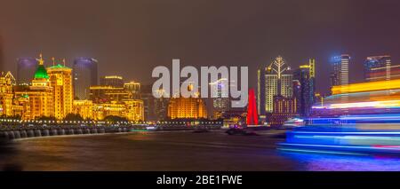 Skyline von Shanghai, China auf dem Huangpu-Fluss. Stockfoto