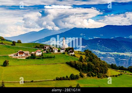 Das Dorf Mittelberg (Monte di Mezzo) in Südtirol, Italien, mit der Kirche St. Nikolaus (San Nicolo). Dolomiten. Italien. Stockfoto