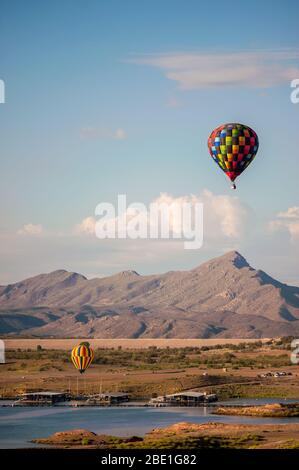 Heißluftballons steigen über New Mexico Stockfoto