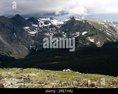 Sturm über den Bergen im Rocky Mountain National Park Stockfoto