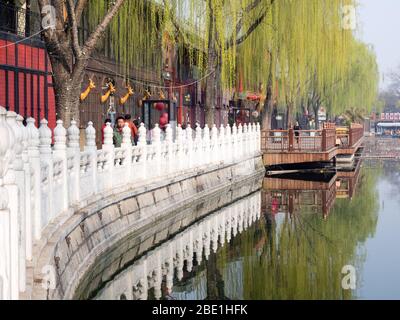 Peking, China – 26. März 2015: Ruhige Uferpromenade entlang des Qianhai-Sees, gesäumt von Cafés und Weiden im alten Shichahai-Bezirk Stockfoto