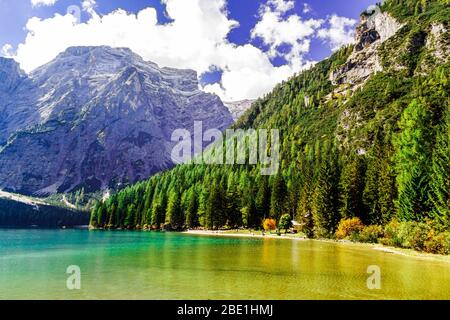 Schöne Aussicht vom Pragser See / einer der schönsten Aussichtswiesen der Dolomiten in der Herbstsaison am späten Vormittag, Dolomiten, Südtirol, Italien Stockfoto