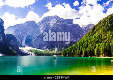 Schöne Aussicht vom Pragser See / einer der schönsten Aussichtswiesen der Dolomiten in der Herbstsaison am späten Vormittag, Dolomiten, Südtirol, Italien Stockfoto