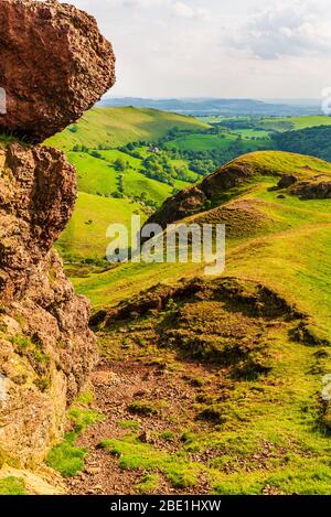 Blick nach Süden auf den Grat von Caer Caradoc in der Shropshire Hills Area of Outstanding Natural Beauty, Shropshire, England Stockfoto