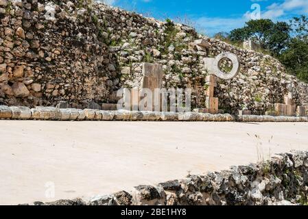 Mauer am Ballplatz in alten maya uxmal Ruinen, mexiko Stockfoto