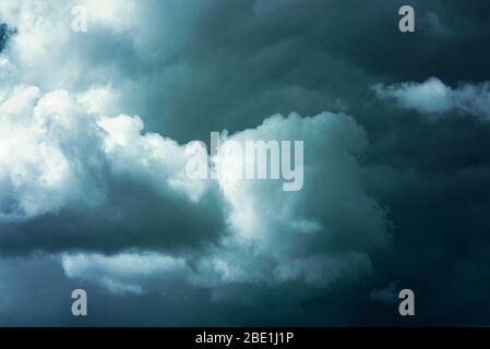 Wolken am dunklen Himmel vor schwerem Sturm Stockfoto