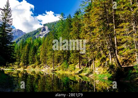 Schöne Aussicht vom Pragser See / einer der schönsten Aussichtswiesen der Dolomiten in der Herbstsaison am späten Vormittag, Dolomiten, Südtirol, Italien Stockfoto