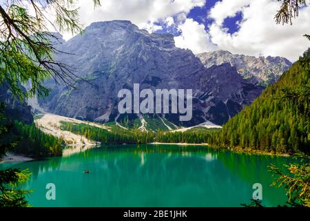 Schöne Aussicht vom Pragser See / einer der schönsten Aussichtswiesen der Dolomiten in der Herbstsaison am späten Vormittag, Dolomiten, Südtirol, Italien Stockfoto