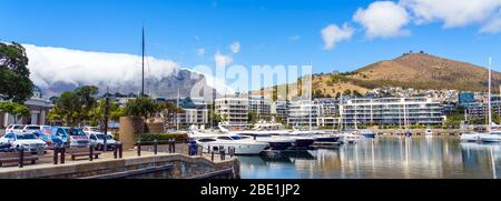 Kapstadt, Südafrika - 29. Januar 2020: Boote am Wasser Victoria & Alfred Waterfront im Stadtzentrum Stockfoto