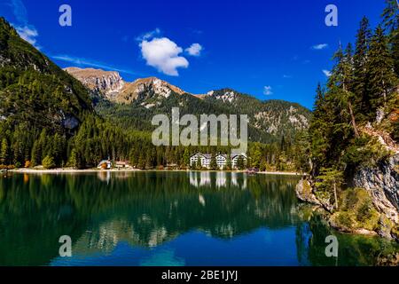 Schöne Aussicht vom Pragser See / einer der schönsten Aussichtswiesen der Dolomiten in der Herbstsaison am späten Vormittag, Dolomiten, Südtirol, Italien Stockfoto