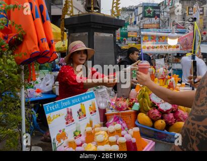 Bangkok, Thailand - 27. Februar 2020: Ein Saft- und Obstshake-Verkäufer auf einer überkochten Straße in Bangkok, Thailand. Stockfoto