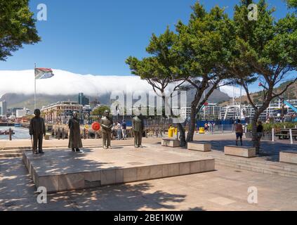 Kapstadt, Südafrika - 29. Januar 2020: Bronzestatuen der 4 Friedensnobelpreisträger aus Südafrika in der V&A Waterfront Stockfoto