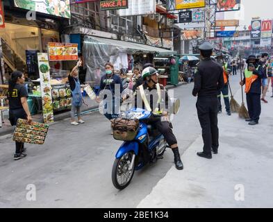 Bangkok, Thailand - 27. Februar 2020: Zwei Polizisten in der geschäftigen Khaosan Straße, Bangkok, Thailand Stockfoto