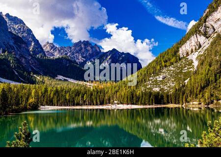 Schöne Aussicht vom Pragser See / einer der schönsten Aussichtswiesen der Dolomiten in der Herbstsaison am späten Vormittag, Dolomiten, Südtirol, Italien Stockfoto