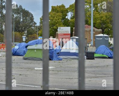 Los Angeles, Usa. April 2020. Ein Veteran geht während der Coronavirus-Pandemie am Freitag, den 10. April 2020, auf einem Parkplatz des West Los Angeles VA Medical Center zwischen obdachlosen Zelten. Foto von Jim Ruymen/UPI Quelle: UPI/Alamy Live News Stockfoto