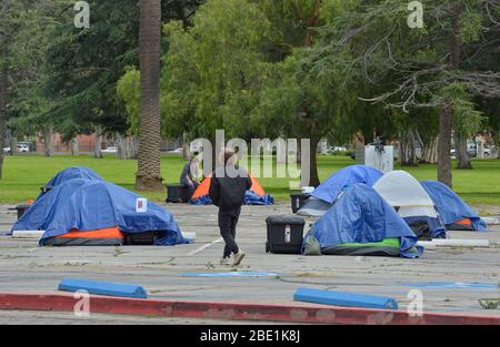 Los Angeles, Usa. April 2020. Ein Veteran geht während der Coronavirus-Pandemie am Freitag, den 10. April 2020, auf einem Parkplatz des West Los Angeles VA Medical Center zwischen obdachlosen Zelten. Foto von Jim Ruymen/UPI Quelle: UPI/Alamy Live News Stockfoto