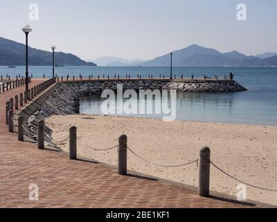 Ein Steinpier am Hakata Strand auf der Insel Hakata - Shimanami Kaido, Seto Binnenmeer, Japan Stockfoto