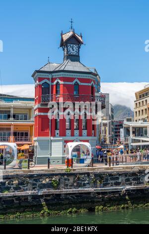 Kapstadt, Südafrika - 29. Januar 2020: Der Uhrturm in der Victoria and Alfred Waterfront. Vertikal Stockfoto