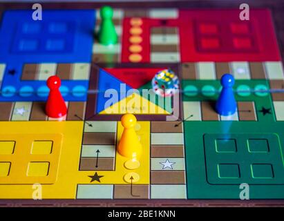 Stücke und einen Würfel auf einer Ludo Brettspiel Stockfoto