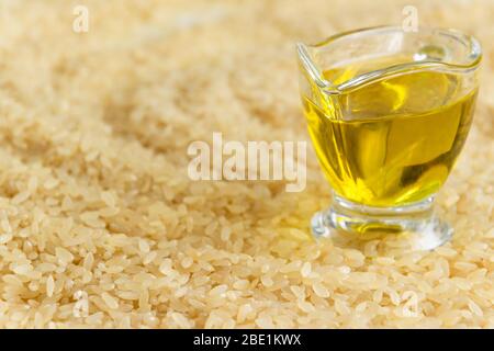 Biologisches Reisöl, gesunde Nahrungszutat, vegane und vegetarische Speisen. Stockfoto