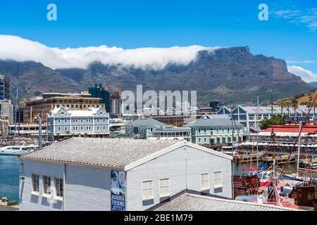 Kapstadt, Südafrika - 29. Januar 2020: Tafelberg an der Victoria & Alfred Waterfront. Platz für Text kopieren Stockfoto