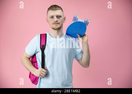 Porträt von niedlichen kaukasischen Jungen oder Teenager-Student hält Skateboard Pennyboard Stockfoto