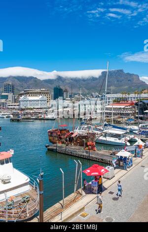 Kapstadt, Südafrika - 29. Januar 2020: Tafelberg an der Victoria & Alfred Waterfront. Platz für Text kopieren. Vertikal Stockfoto