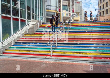 Kapstadt, Südafrika - 29. Januar 2020: Bunte Stufen im Stadtzentrum Stockfoto