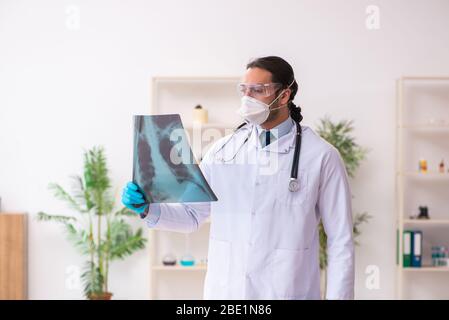 Arzt, der im Labor im Coronavirus COVID-19-Konzept arbeitet Stockfoto