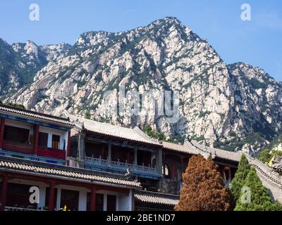 Dengfeng, China - 28. Juli 2013: Die Dächer des Klosters in den heiligen bergen des taoisten Songshan, Provinz Henan Stockfoto