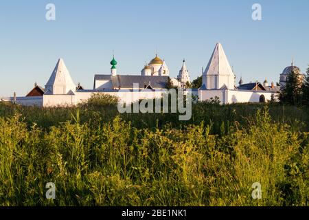 Sonnenuntergang über Pokrovsky Kloster in Susdal, Russland Stockfoto