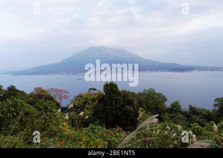 Blick auf Sakurajima vom Festland Kagoshima, Kyushu, Japan Stockfoto