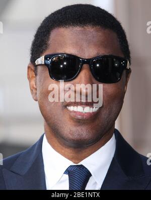 Hollywood, Usa. April 2020. (FILE) Kenny 'Babyface' Edmonds enthüllt, dass er und seine Familie positiv auf Coronavirus COVID-19 getestet haben, sich aber seitdem an seinem 62. Geburtstag erholt haben. HOLLYWOOD, LOS ANGELES, KALIFORNIEN, USA - OKTOBER 10: Der amerikanische Singer-Songwriter Kenny 'Babyface' Edmonds nimmt am 10. Oktober 2013 an einer Zeremonie zur Ehrung mit dem 2508. Stern auf dem Hollywood Walk of Fame in Hollywood, Los Angeles, Kalifornien, USA Teil. (Foto von Xavier Collin/Image Press Agency) Quelle: Image Press Agency/Alamy Live News Stockfoto