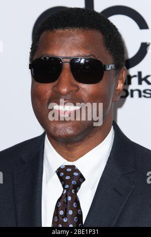 Beverly Hills, Vereinigte Staaten Von Amerika. April 2020. (FILE) Kenny 'Babyface' Edmonds enthüllt, dass er und seine Familie positiv auf Coronavirus COVID-19 getestet haben, sich aber seitdem an seinem 62. Geburtstag erholt haben. BEVERLY HILLS, LOS ANGELES, CA, USA - OKTOBER 21: Der amerikanische Singer-Songwriter Kenneth 'Babyface' Edmonds kommt am 21. Oktober 2013 bei den 17. Jährlichen Hollywood Film Awards im Beverly Hilton Hotel in Beverly Hills, Los Angeles, Kalifornien, USA, an. (Foto von Xavier Collin/Image Press Agency) Quelle: Image Press Agency/Alamy Live News Stockfoto