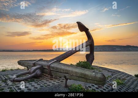 Appledore, North Devon, England. Samstag, 11. April 2020. Wetter in Großbritannien. Mit viel Sonnenschein für das Wochenende, werden die Menschen gebeten, nicht an die Küste über die Osterferien zu reisen. Nach einer milden Nacht an der Flussmündung des Flusses Torridge erwachen die Küstendörfer Instow und Appledore zu farbenfroher Dämmerung, da heute für North Devon Sonnenschein und eine leichte Brise vorhergesagt werden. Quelle: Terry Mathews/Alamy Live News Stockfoto