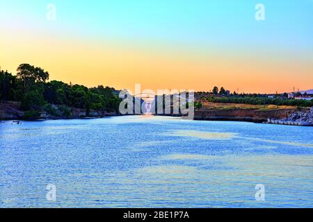 Der Kanal von Korinth am Morgen Sommertag leuchtet die helle aufgehende Sonne von Griechenland. Stockfoto