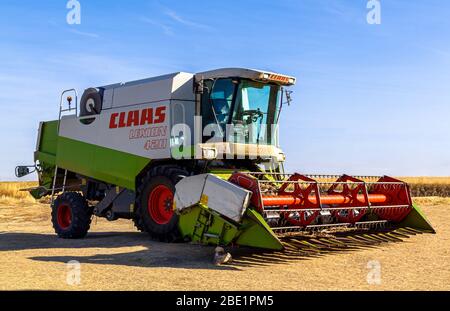 Turegano, Segovia / Spanien - 09. Oktober 2016: Mähdrescher am Rande des Feldes. Stockfoto